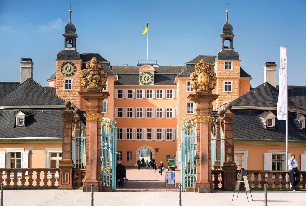 Gaestehaus Am Schloss Швецинген Екстериор снимка